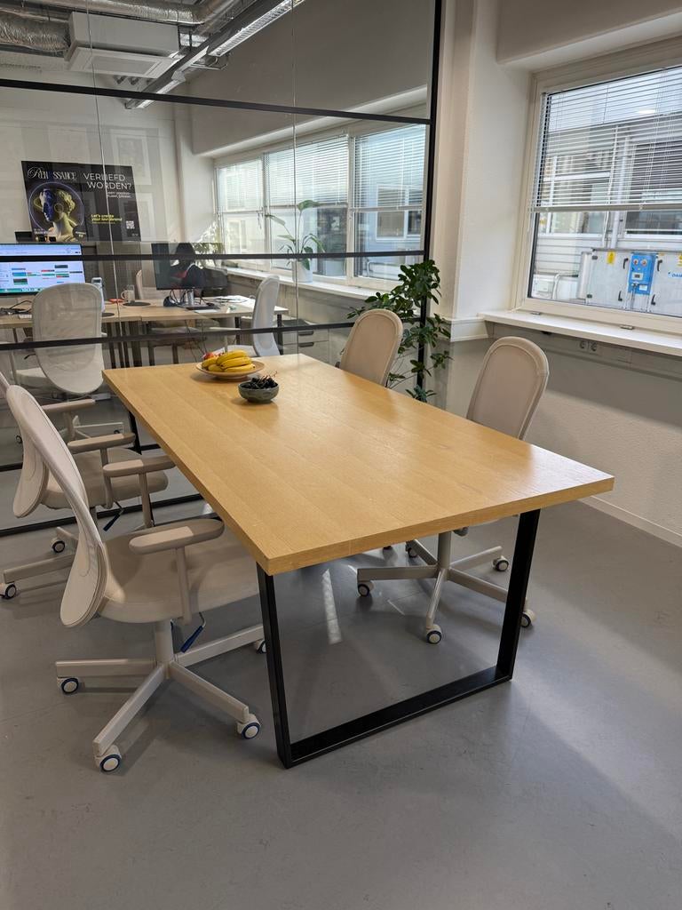 Houten tafel met zwart stalen onderstel, Ophalen, Gebruikt