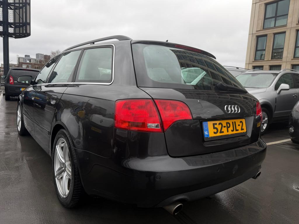 Audi A4 Avant 1.8 Turbo Advance Automaat Rijdt en Schakelt P, Auto's, Audi, Gebruikt, Zwart, 4 cilinders, Parkeersensor