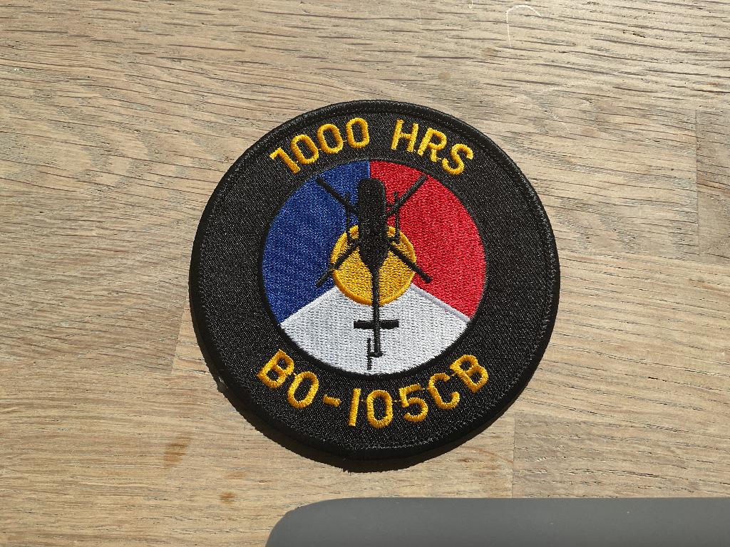 Klu Luchtmacht BO-105 badge embleem 1000 uur, Ophalen of Verzenden, Zo goed als nieuw, Patch, Badge of Embleem
