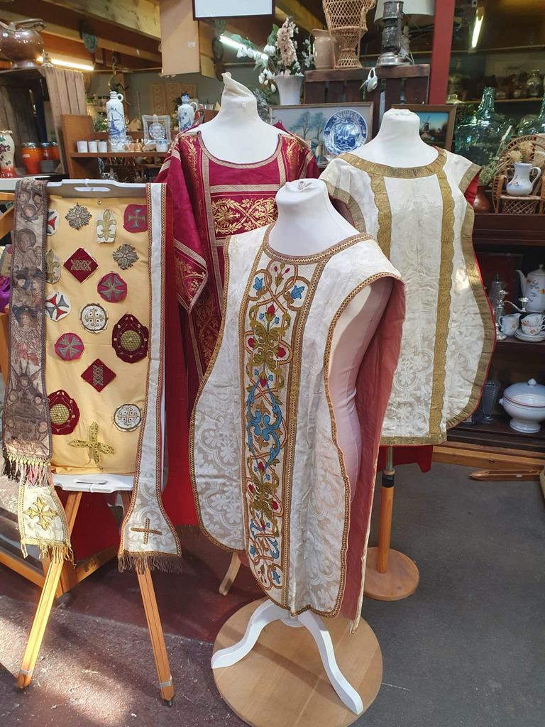 Antieke Religieuze Gewaden en Toebehoren, Ophalen