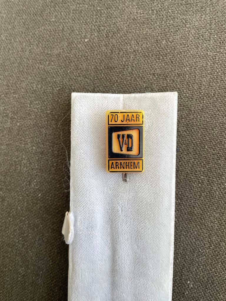 V&D Arnhem 70 Jaar Jubileum Speldje, Ophalen of Verzenden, Gebruikt, Gebruiksvoorwerp