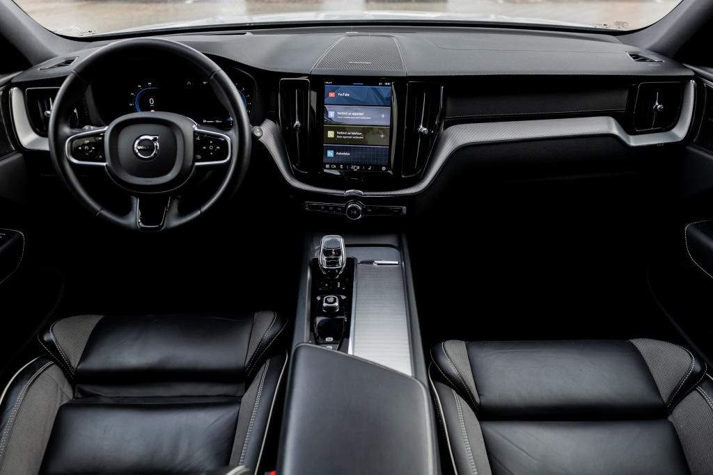 Volvo XC60 B5 Ultimate Dark | Luchtvering | Trekhaak | 360 C, 12 maanden, Gebruikt, 4 cilinders, Bedrijf