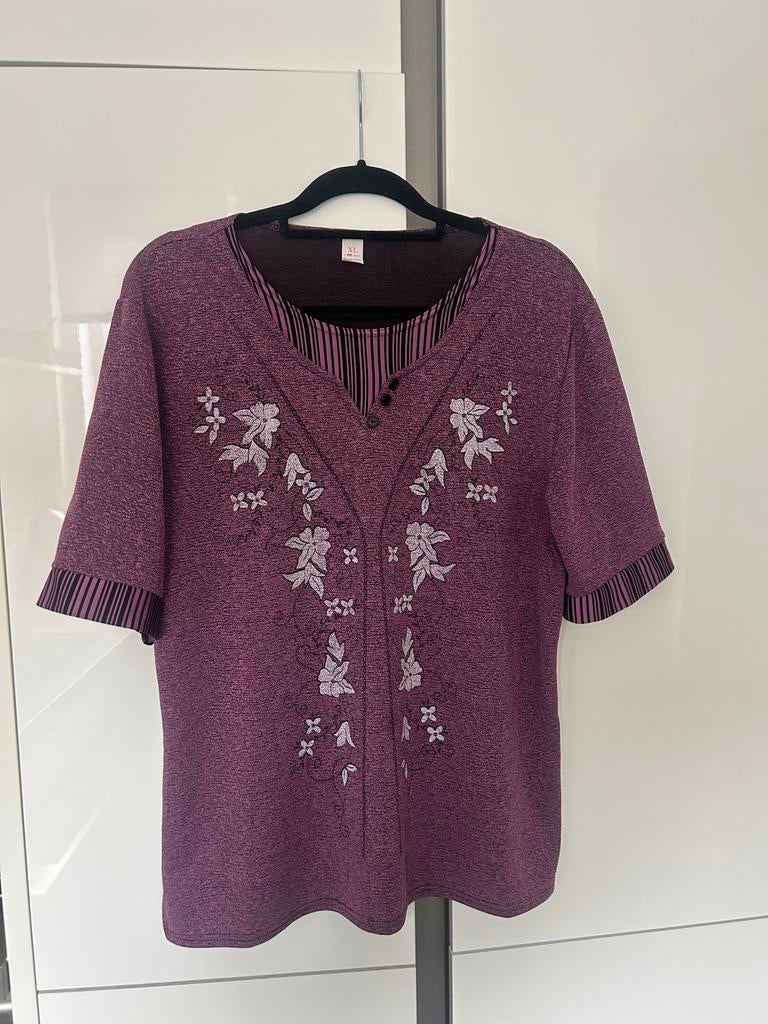 Paarse dames top met bloemen, maat 50/52, Kleding | Dames, Tops, Paars, Maat 46/48 (XL) of groter, Ophalen of Verzenden, Zo goed als nieuw