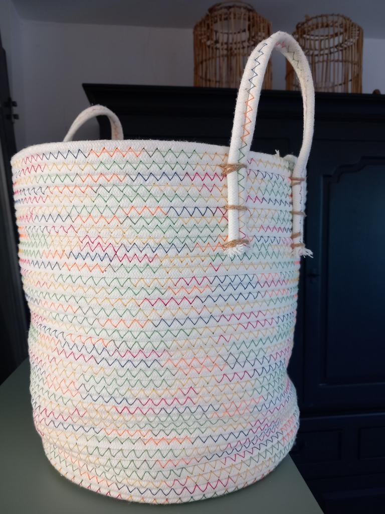 Decoratieve Ibiza Mand met Regenboogstiksels, Ophalen of Verzenden, Nieuw, Rond, Riet