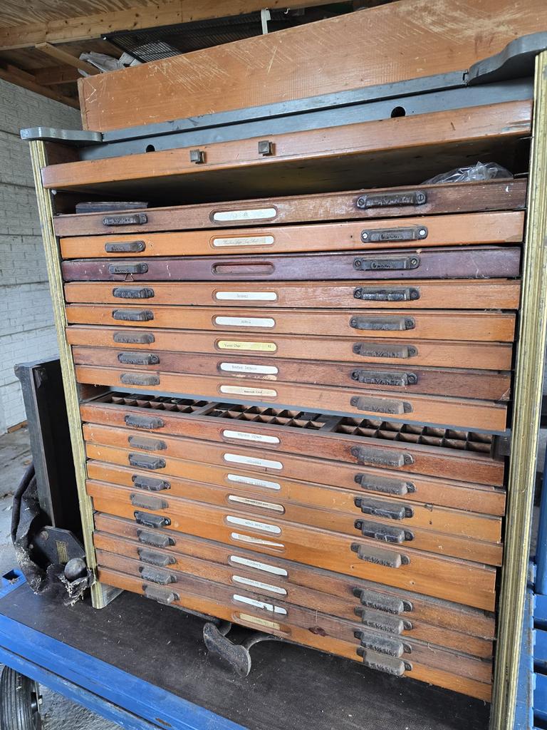 Letterkast met loden letters en logo's, Ophalen of Verzenden