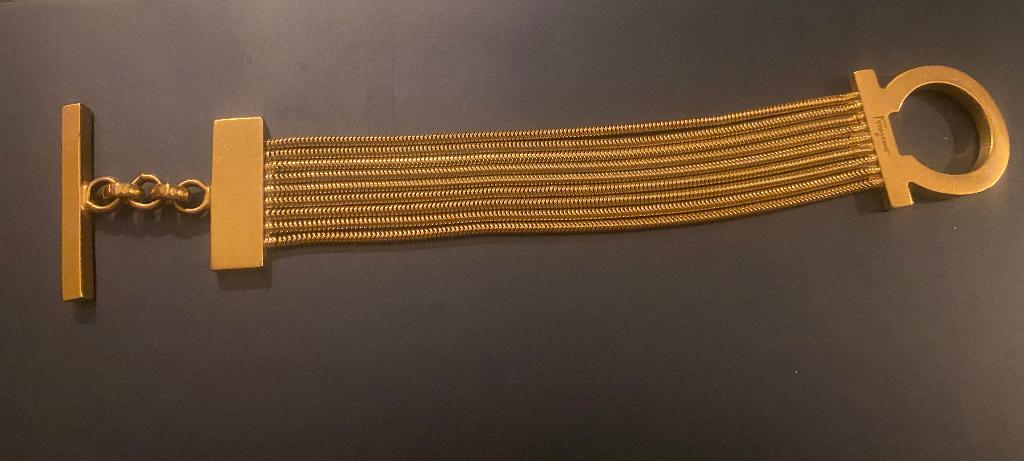 Goldplated armband van Ferragamo, Ophalen of Verzenden, Zo goed als nieuw, Goud, Staal