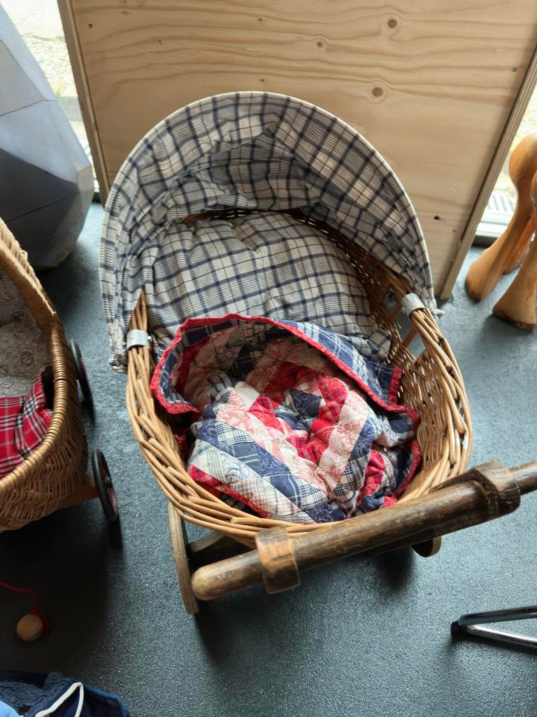 Vintage Kinderwagen Speelgoed met kleertjes, Kinderen en Baby's, Speelgoed | Babyspeelgoed, Ophalen, Gebruikt, Overige typen, Met wieltjes