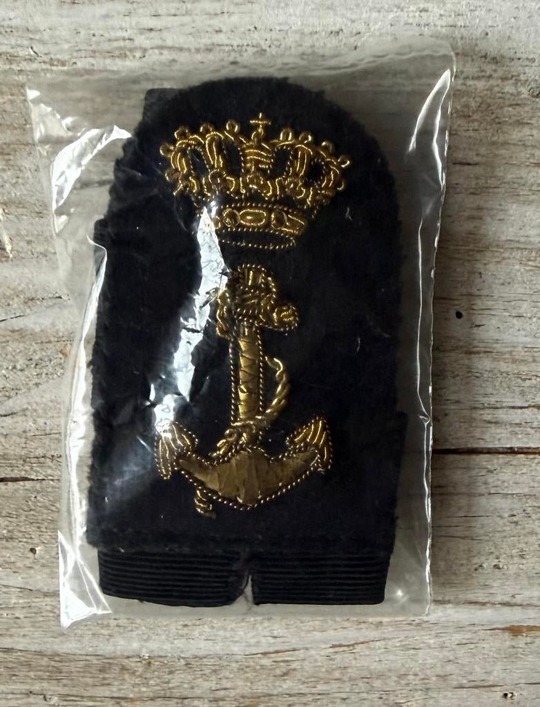 Marine Pet Embleem met Band -5, Verzamelen, Militaria | Algemeen, Ophalen of Verzenden, Marine, Nederland, Embleem of Badge