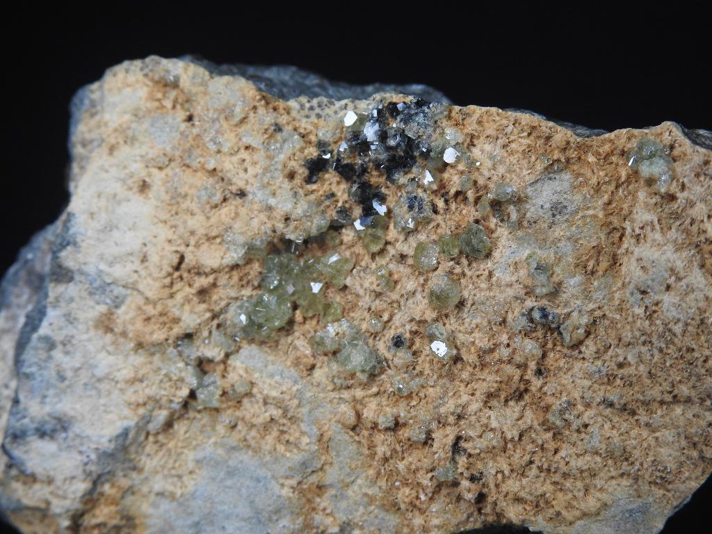Demantoide op matrix (Ghazni), Verzenden, Mineraal