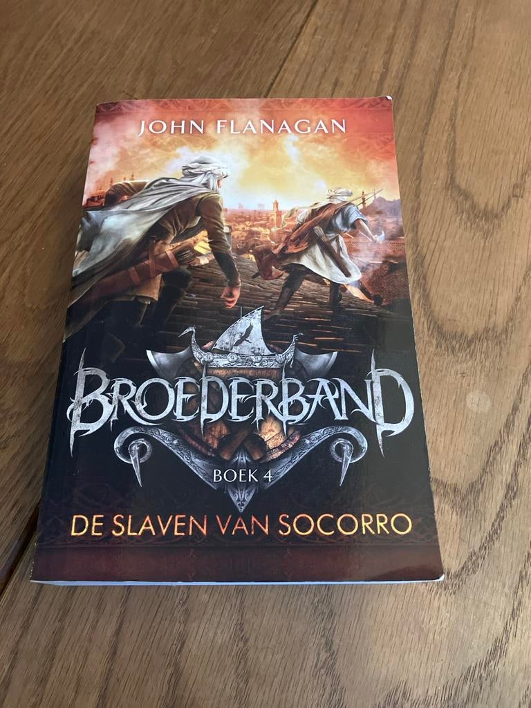 Broederband 4: De Slaven van Socorro - John Flanagan, Boeken, Ophalen, Zo goed als nieuw