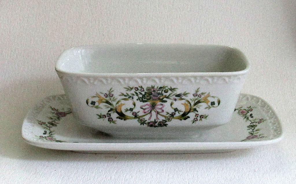 Villeroy & Boch porseleinen sauskom met schotel., Antiek en Kunst, Ophalen of Verzenden