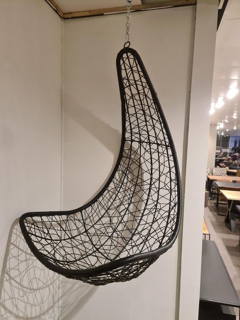 Nieuwe Rijoka Layba Twisted hangstoel zwart rattan €65, Huis en Inrichting, Stoelen, Nieuw, Eén, Hout, Kunststof, Metaal, Riet of Rotan