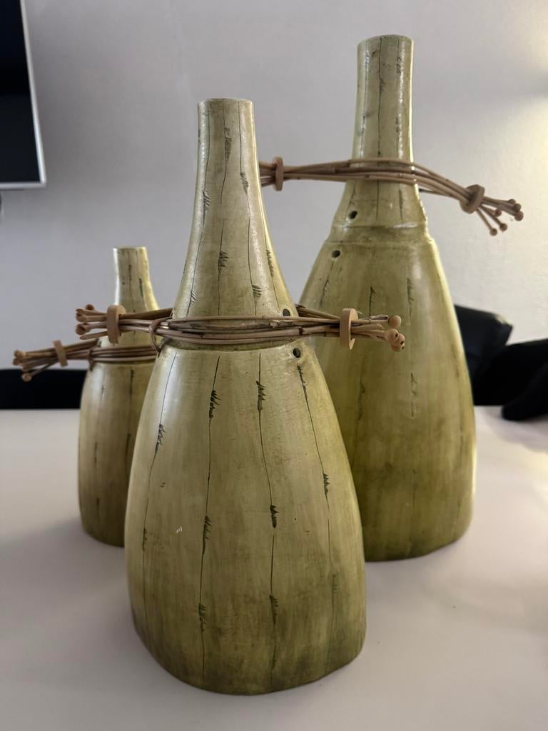 groene keramieken vazen met rotan detail, Aardewerk of Porselein, Ophalen of Verzenden, Zo goed als nieuw, Minder dan 50 cm