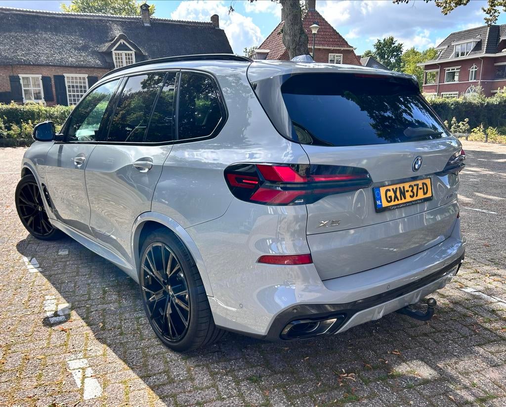 BMW X5 Xdrive50e 490 PK H&K PANO HEAD-UP 22” Aut 2023 BTW, Bedrijf, Vierwielaandrijving, Hybride Elektrisch/Benzine, Dealer onderhouden