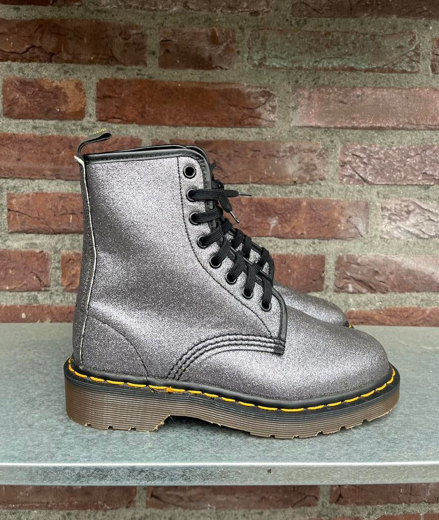 Dr. Martens 1460 MIE Glitter maat Uk 3/ Eu 36, Kleding | Dames, Schoenen, Zo goed als nieuw, Lage of Enkellaarzen, Grijs, Ophalen of Verzenden