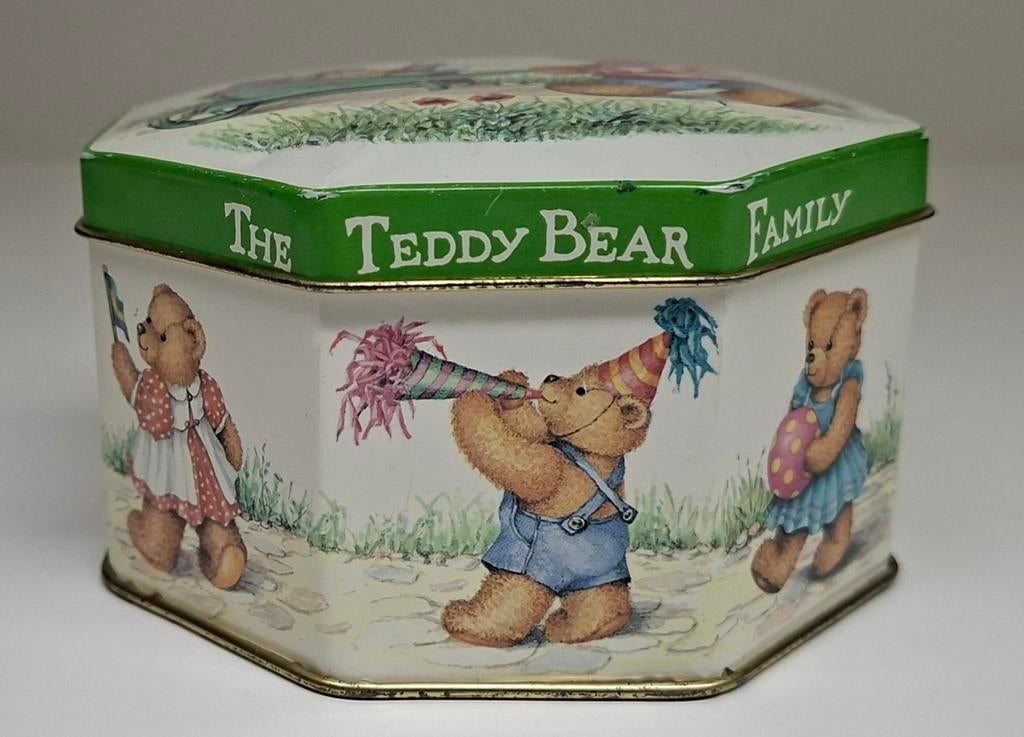 Ilona Hertzberger The Teddy Bear Family. Blikje., Ophalen of Verzenden, Zo goed als nieuw, Overige