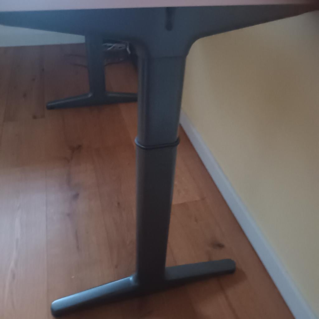 Bureau werk of eet tafel, Ophalen, In hoogte verstelbaar, Zo goed als nieuw