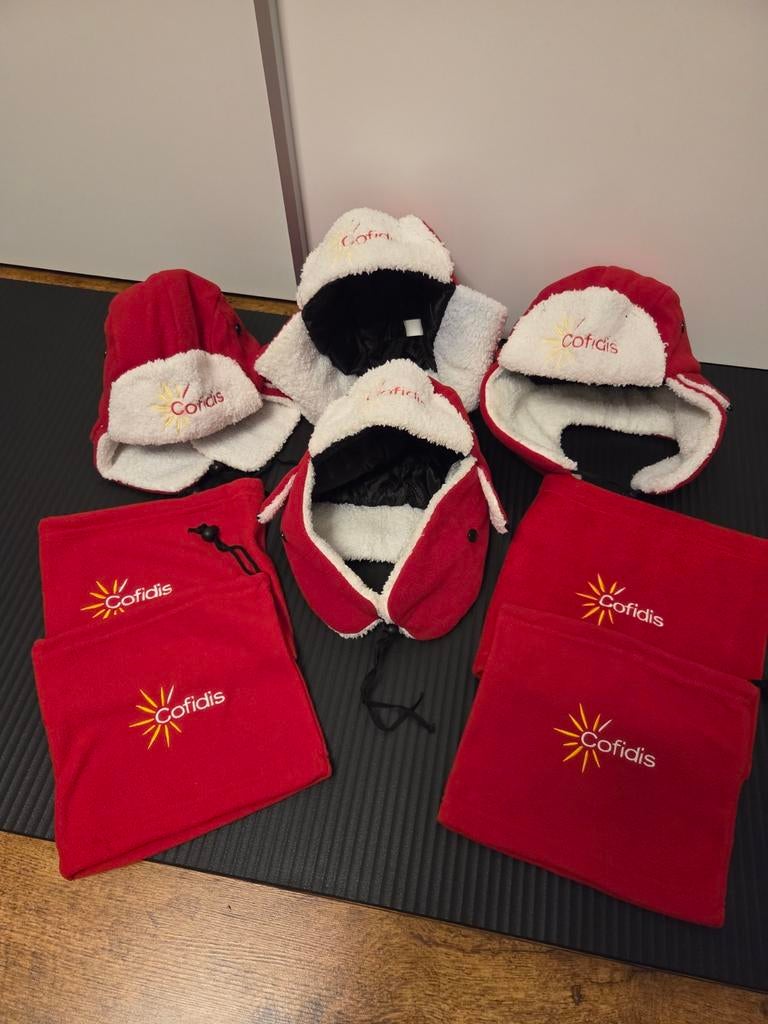 Nieuwe Rode Mutsen met sjaaltjes 8 stuks samen Carnaval, Ophalen of Verzenden, Nieuw, Overige maten