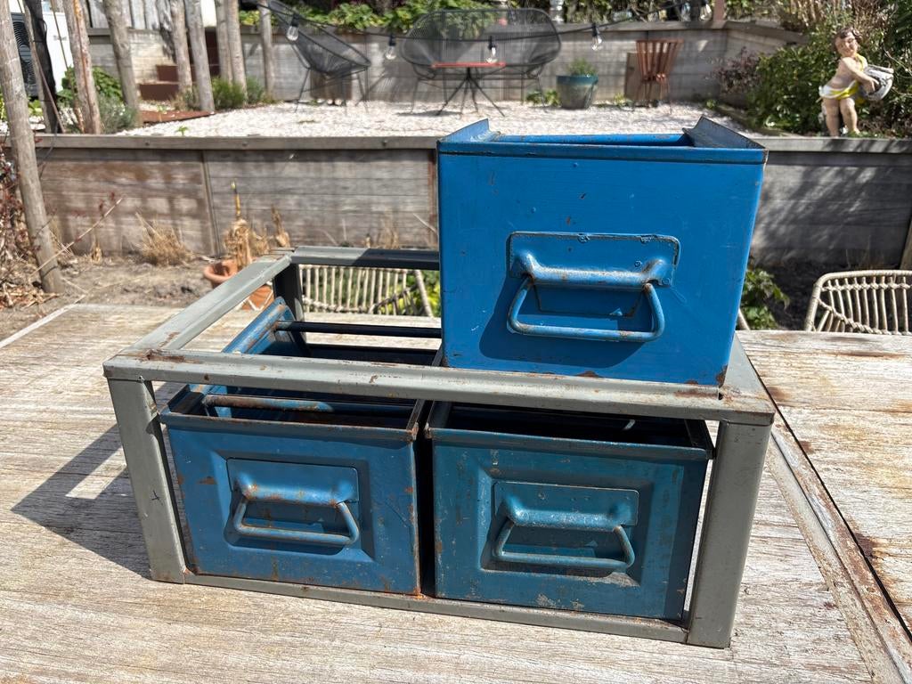 Vintage metalen opbergrek met blauwe bakken, Ophalen, Gebruikt, 50 tot 100 cm, Metaal