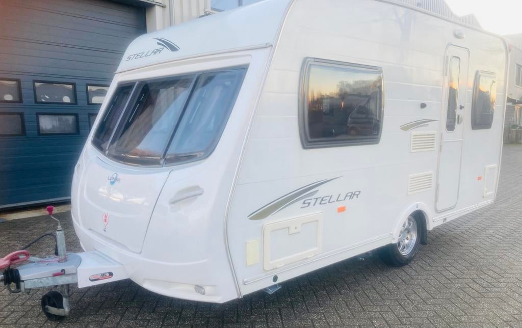 Zeer mooie Lunar Stellar, mover hoekkeuken oven , luifel, Caravans en Kamperen, Overige merken, 2 aparte bedden, 75 kg, Bedrijf