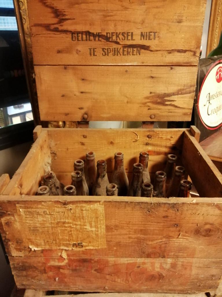 ZEER OUD KRAT MET OUDE FLESSEN IN MOOIE GELEEFDE STAAT., Ophalen