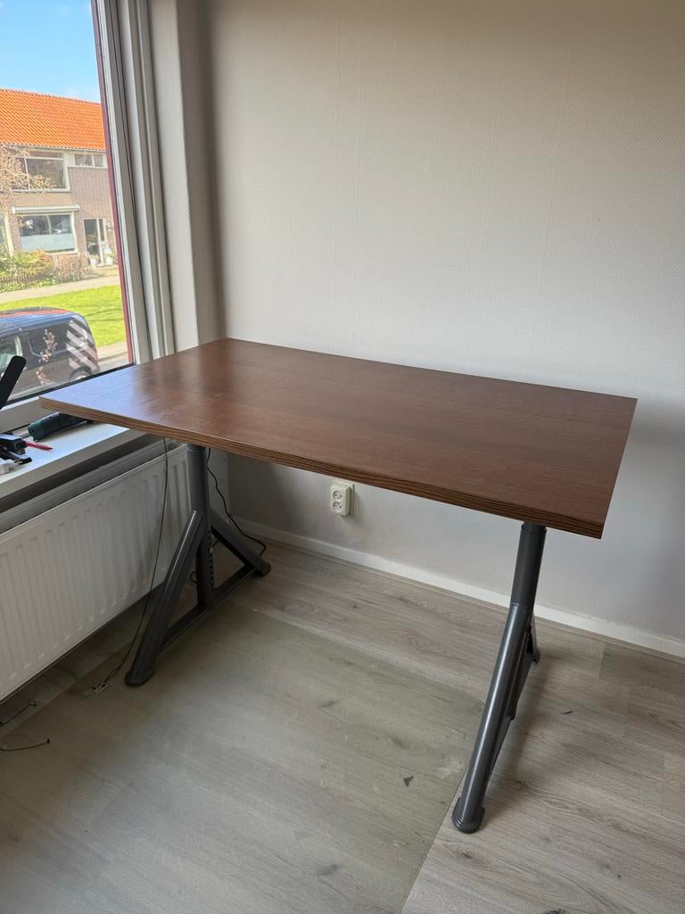 IKEA Idåsen bureau tafel 120x70 cm - Walnoot, Huis en Inrichting, Bureaus, Zit-sta bureau, Hout, Ophalen of Verzenden, Zo goed als nieuw