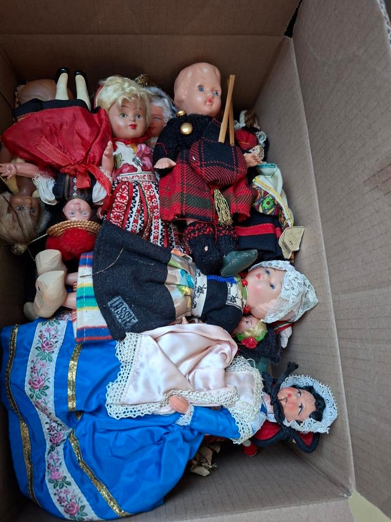 Doos met oude poppen, Ophalen of Verzenden