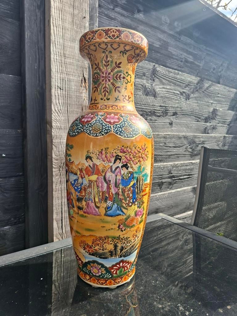 Mooie Chinese vaas met kleurige afbeeldingen, Ophalen