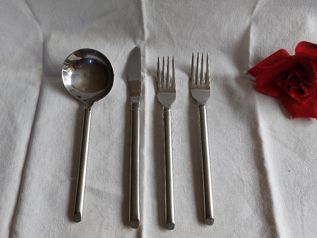 Futura 18-10 | 1 x juslepel | 2 x dinermes, Verzenden, Zo goed als nieuw, Rvs of Chroom, Vaatwasserbestendig