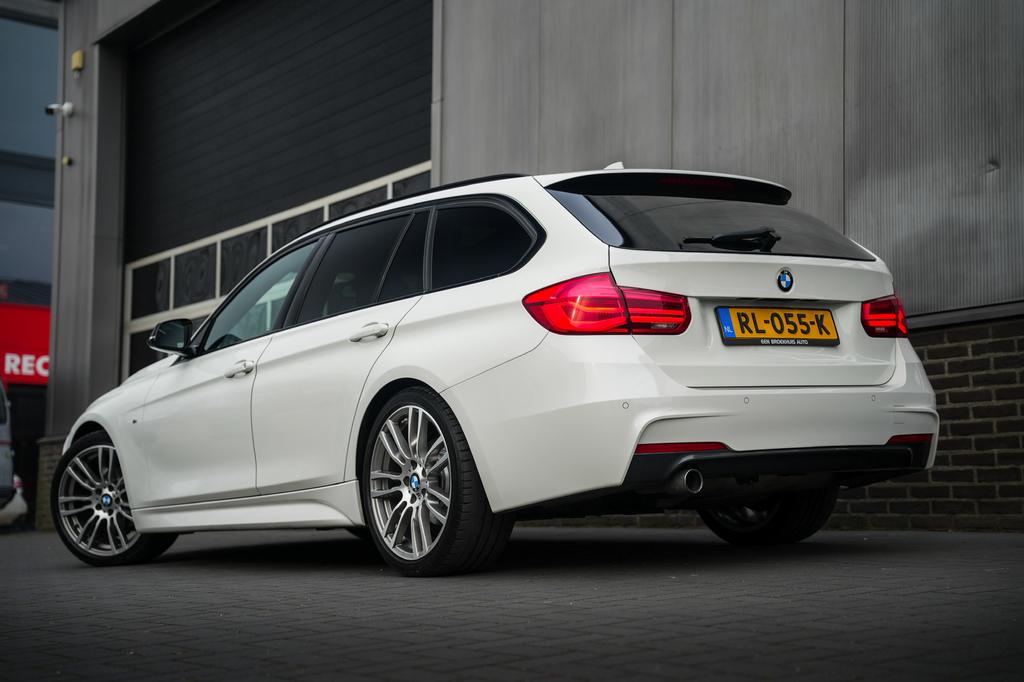 BMW 318i | M-Sport | NL AUTO | PANO | CARPLAY | LEER |, Auto's, BMW, Automaat, Zwart, 1465 kg, Wit