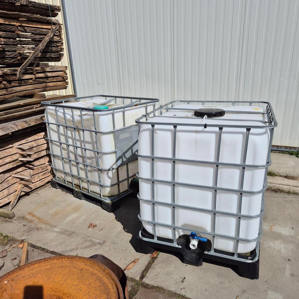 2 IBC vaten en 2 blauwe 200 liter tonnen, Ophalen