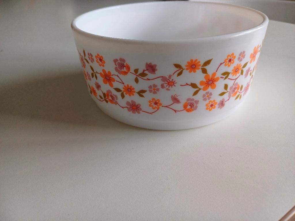 Vintage Arcopal France schaal met bloemmotief, Huis en Inrichting, Ophalen of Verzenden, Wit, Glas, Overige typen