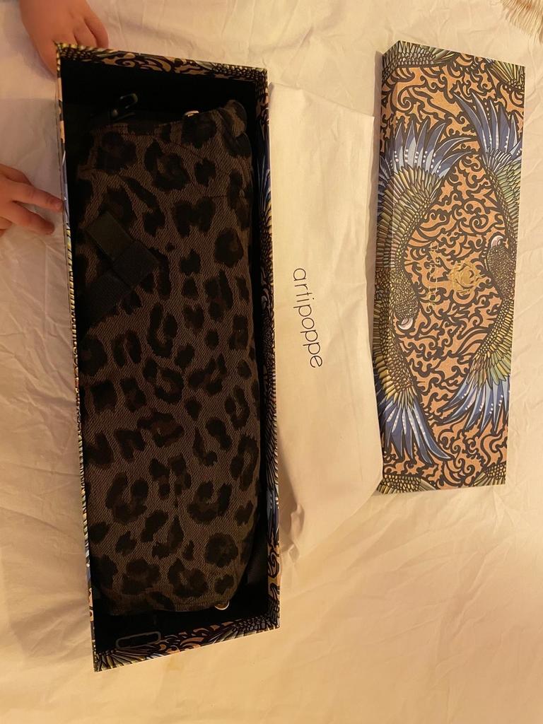 Artipoppe Draagzak Leopard - Zo goed als nieuw, Buik of Rug, Zo goed als nieuw, Draagzak, Ophalen