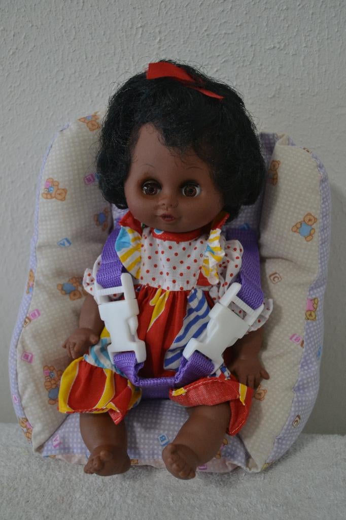 Mooi bruin kleuter popje in rugtasje NR 7937, Verzamelen, Poppen, Ophalen of Verzenden, Zo goed als nieuw, Pop