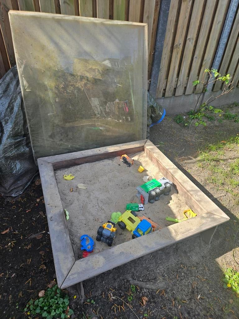 Houten zandbak met deksel, Ophalen