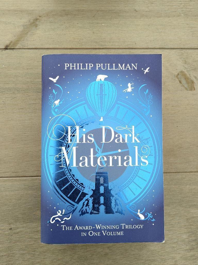 Te koop aangeboden: His Dark Materials, complete trilogie., Ophalen of Verzenden, Gelezen