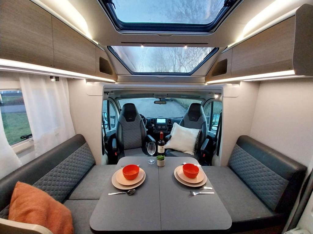 Luxe Adria Coral 650 DL met dubbele airco en tv !!!, Niet ingevuld, Ringverwarming, Treinzit, Bedrijf