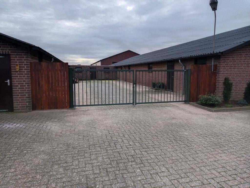 Buitenstalling (caravans, boottrailer enz), Met poort, Gebruikt, IJzer, Spijlenhekwerk