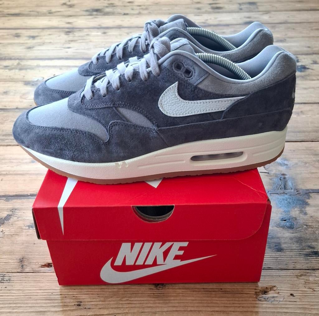 Nike Air Max 1 "Soft Grey" - Maat 45, Kleding | Heren, Schoenen, Overige kleuren, Nike, Nieuw, Ophalen of Verzenden