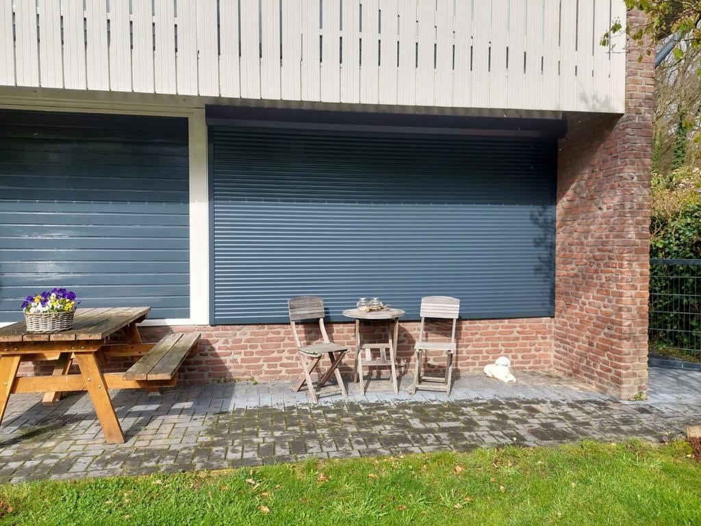 Elektrisch rolluik met zonnepaneel en accu - Antraciet, Doe-het-zelf en Verbouw, Rolluiken, Ophalen, Zo goed als nieuw, Grijs