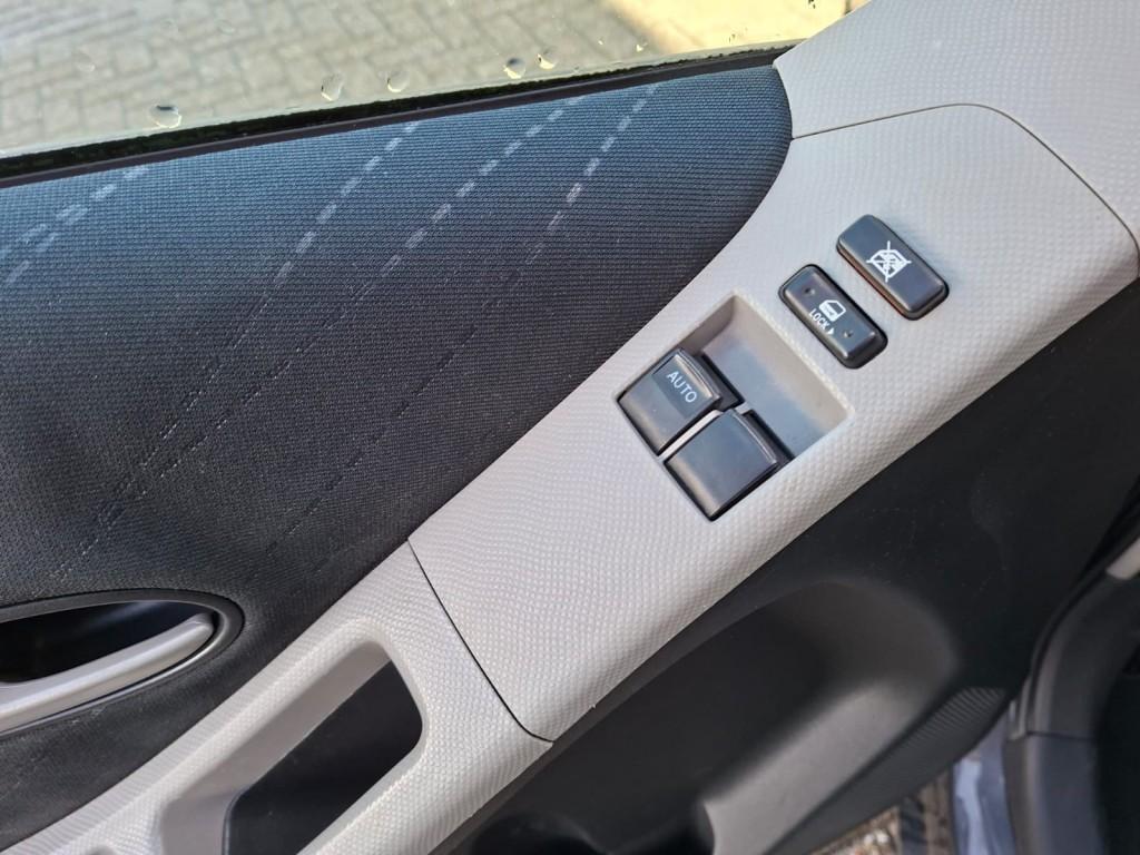 Toyota YARIS 1.3 VVTI LUNA LMV AIRCO ECC 5DEURS TREKHAAK, 1296 cc, 4 cilinders, Bedrijf, Handgeschakeld