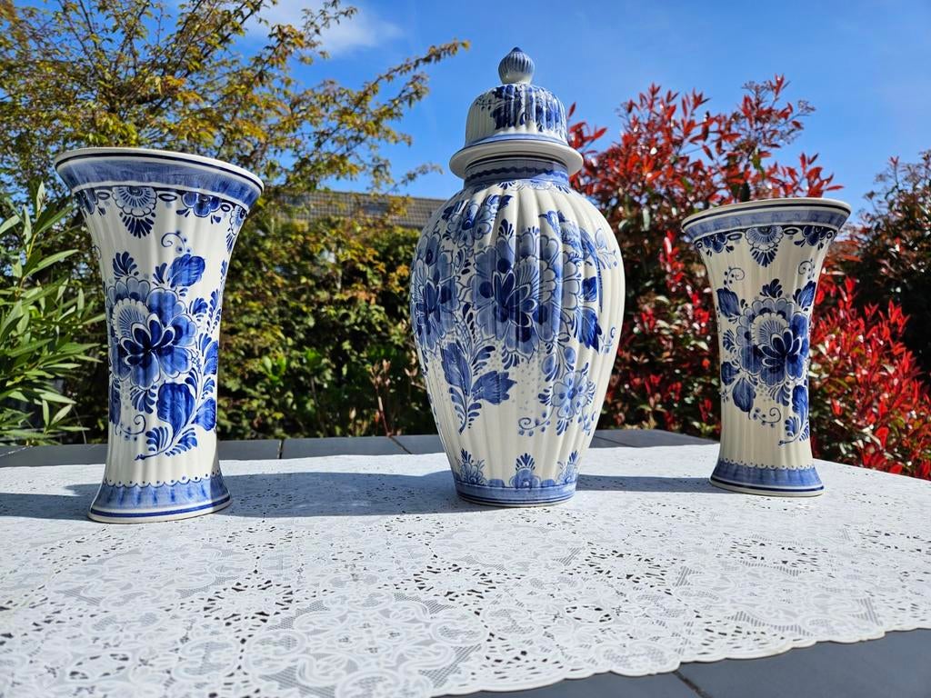 Prachtig Delfts Blauw Kaststel - Vaas met Deksel en 2 Vazen, Antiek en Kunst, Ophalen