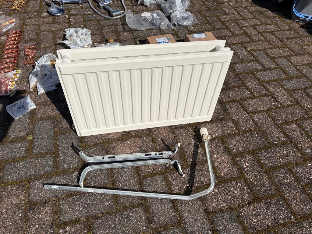 Compacte radiator met bevestigingsbeugels, 30 tot 80 cm, Gebruikt, Radiator, Minder dan 60 cm