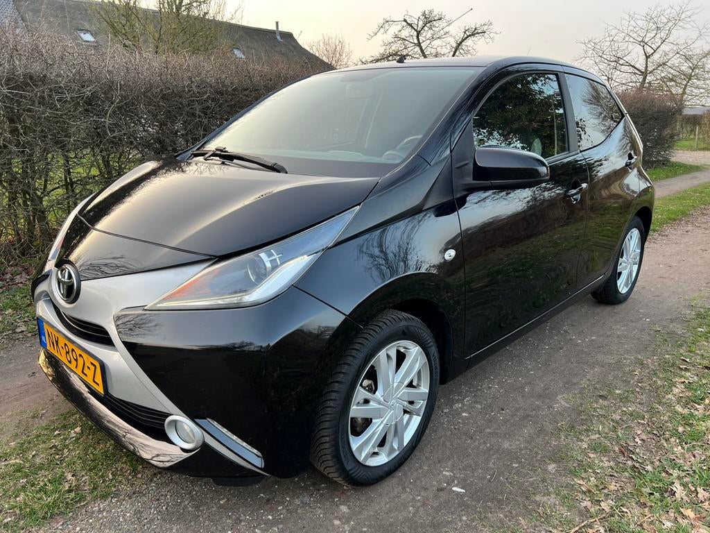 Toyota Aygo 1.0 Vvt-i 69pk 5D 2017 Zwart, Auto's, Voorwielaandrijving, Stof, 4 stoelen, Zwart