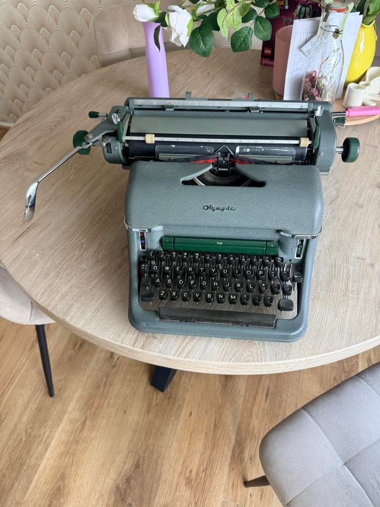 Vintage Olympia typemachine – zwaar, massief en werkend, Diversen, Typemachines, Ophalen of Verzenden
