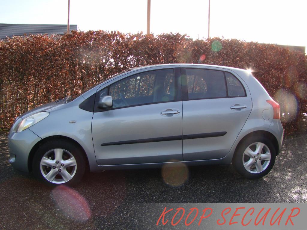 Toyota Yaris 1.3 VVTi Luna MMT (bj 2006, semi-automaat), Auto's, Automaat, 750 kg, 4 cilinders, Origineel Nederlands