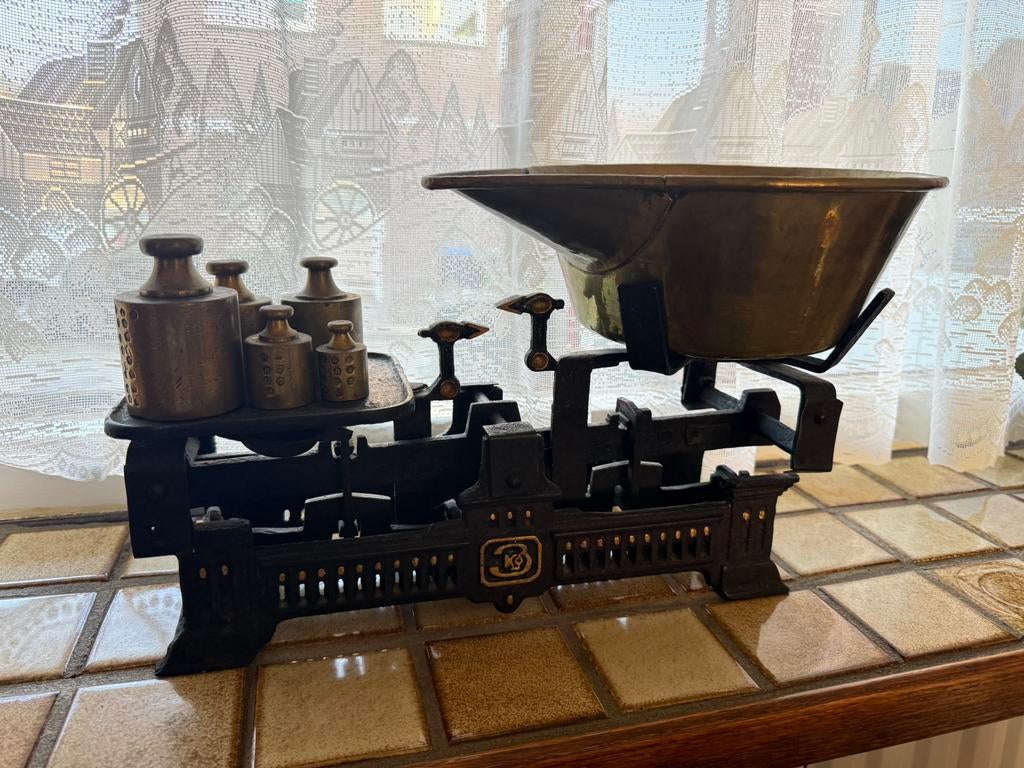 Vintage Antieke gietijzeren weegschaal met messing gewichten, Witgoed en Apparatuur, Weegschalen, Ophalen, Zo goed als nieuw, 500 gram of grover