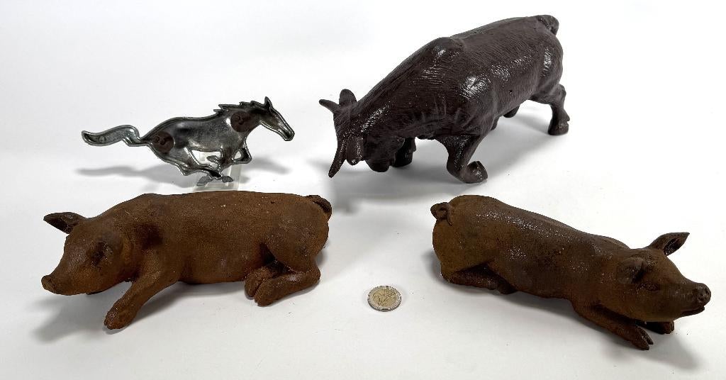 719. Gietijzeren beelden en Mustang logo, 20e eeuw, Ophalen of Verzenden