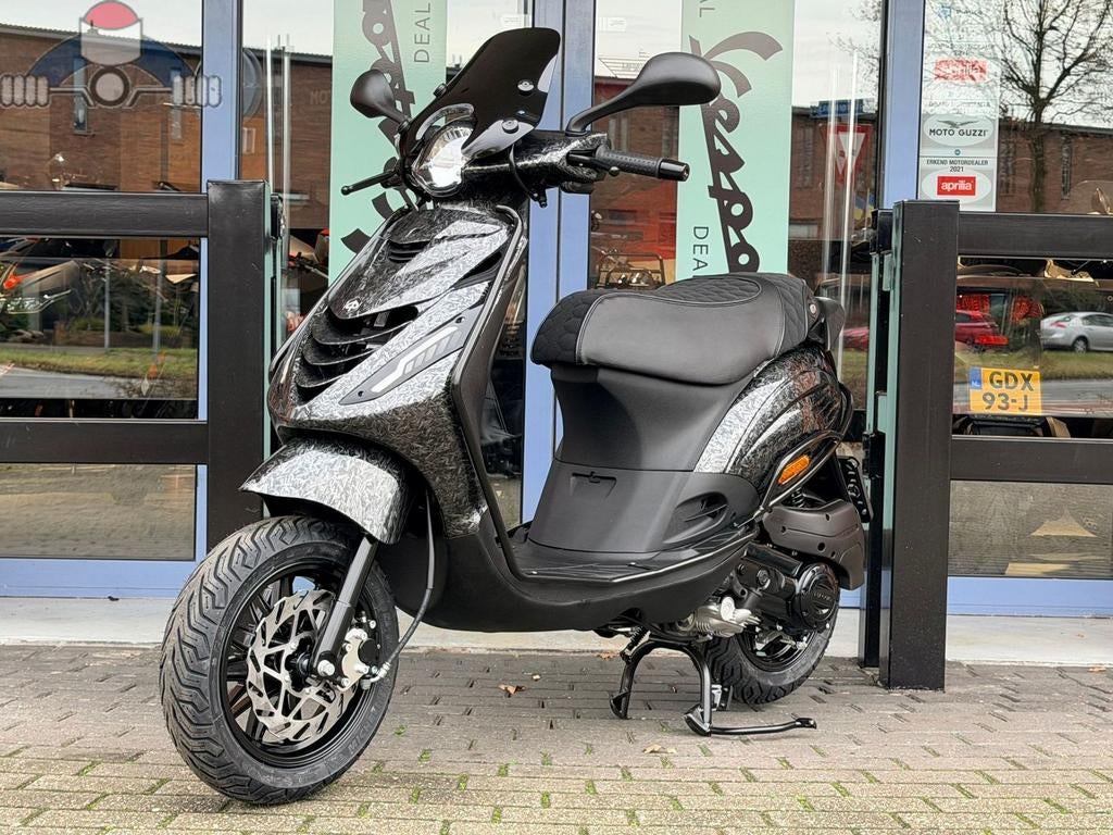 Nieuwe Piaggio Zip Forged Carbon,Alpha Matrix Led, Akrapovic, Fietsen en Brommers, Scooters | Piaggio, Ophalen, Maximaal 45 km/u
