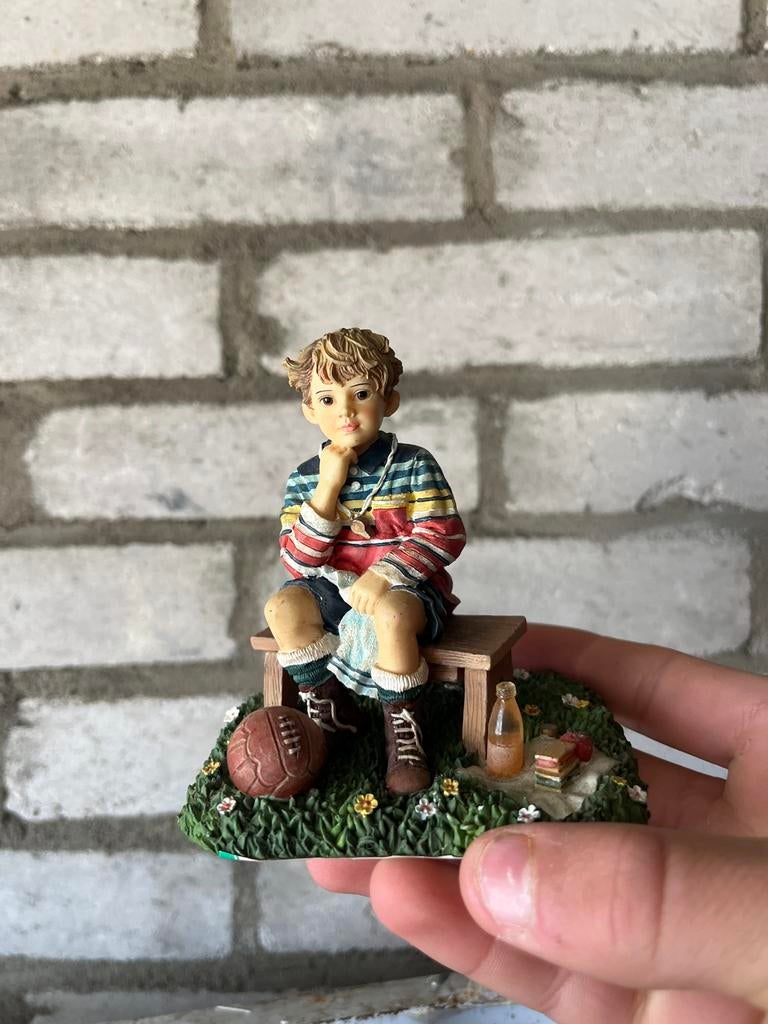 Beeldje jongen met voetbal - Half Time, Verzamelen, Beelden en Beeldjes, Ophalen of Verzenden, Gebruikt, Mens